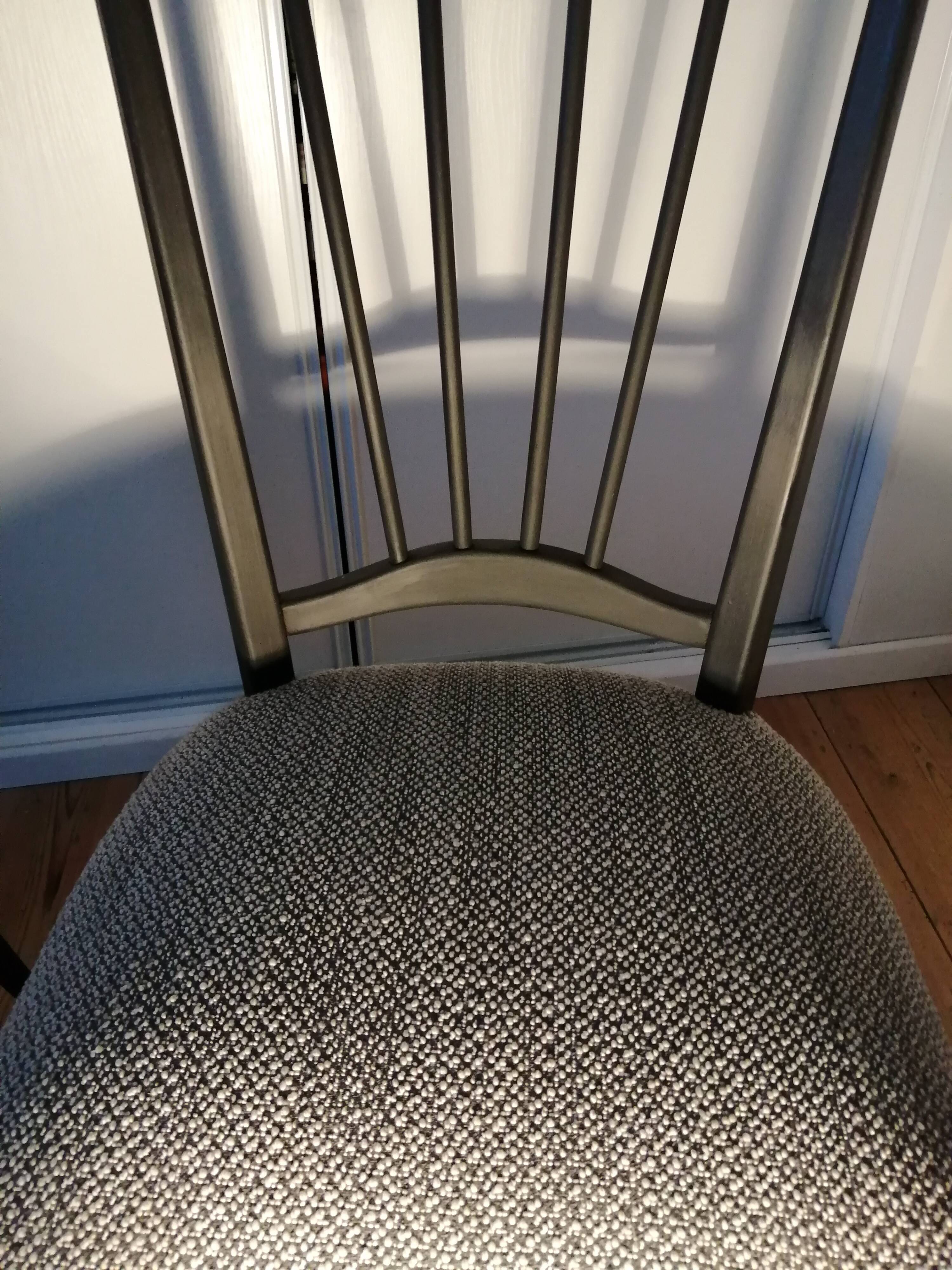 Lot 2 chairs wood fabric