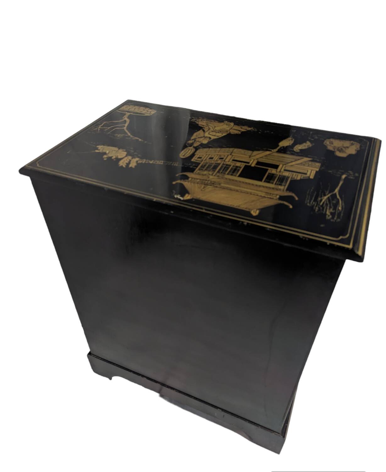 Asian chest of drawers in Chinese lacquer
