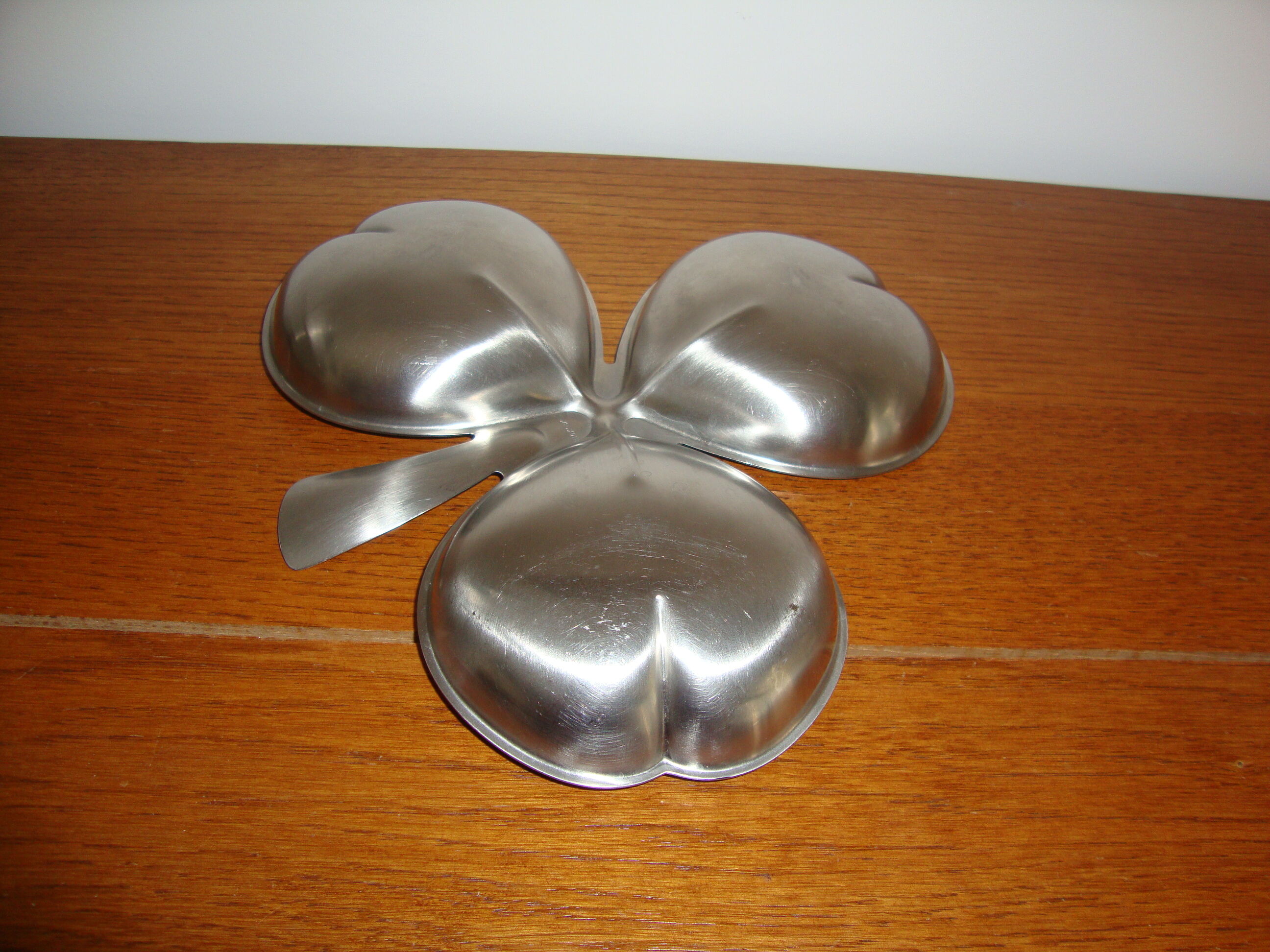Brushed stainless steel servant clover shape