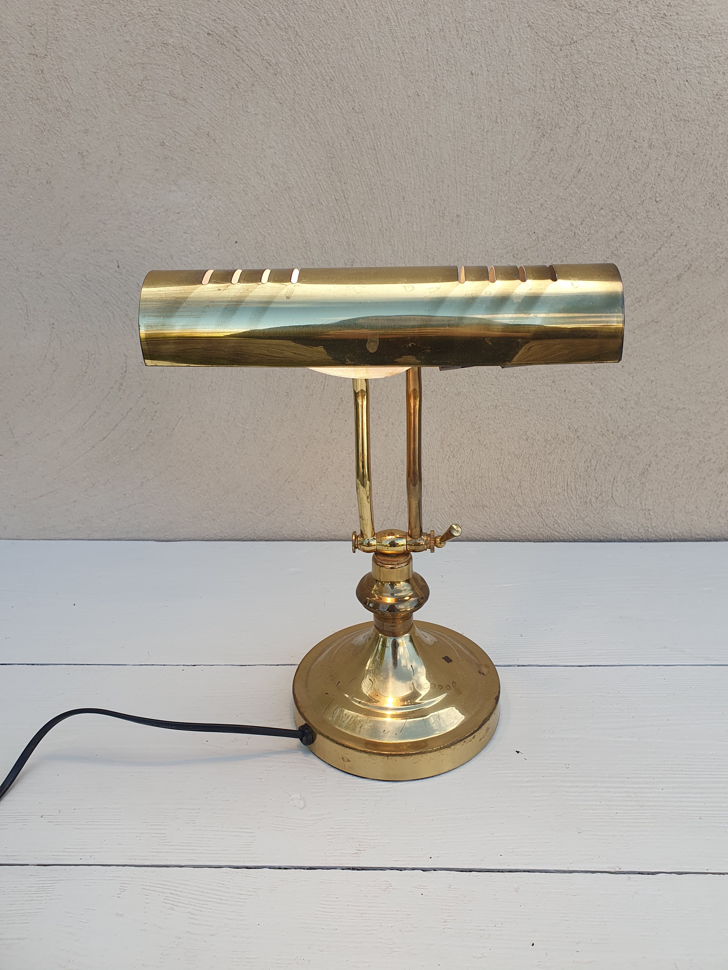 Banker's lamp to table