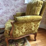 Fauteuil en velours jaune doré et merisier style Louis XV