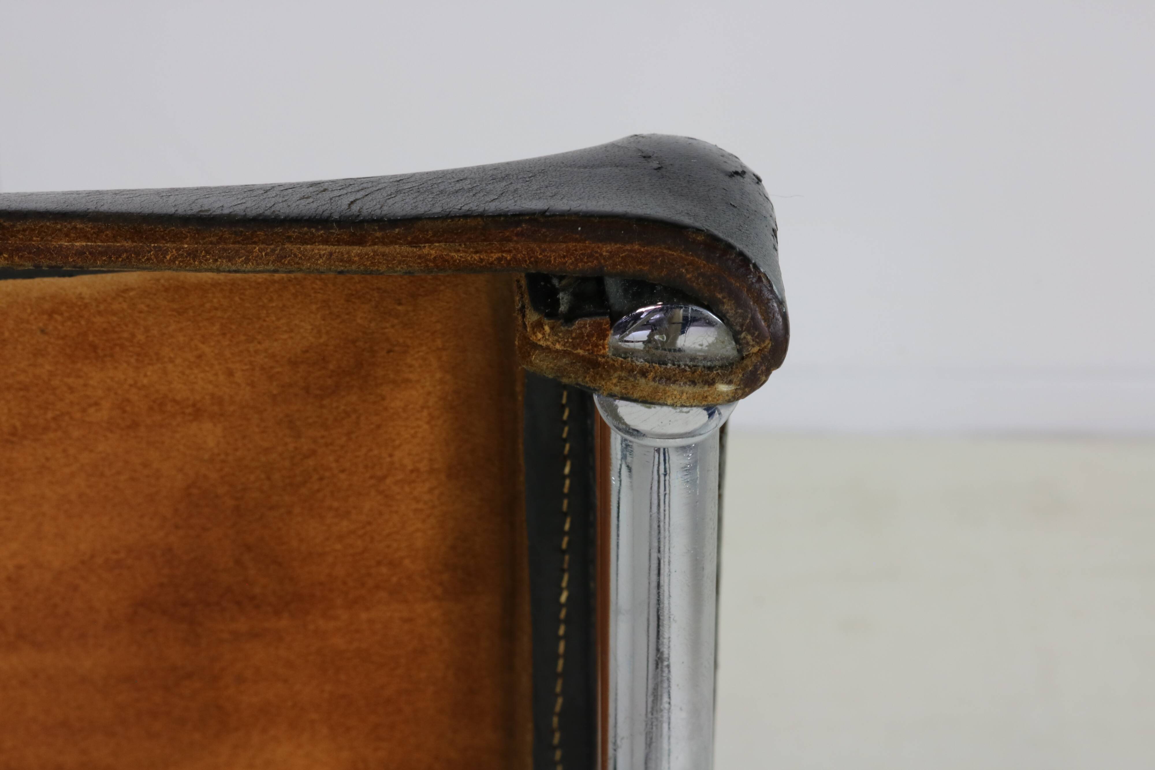 Un ensemble de deux chaises longues