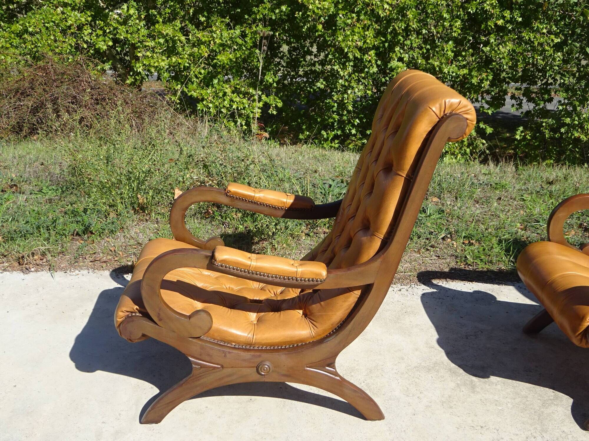 Fauteuils en bois et cuir capitonné, les 2