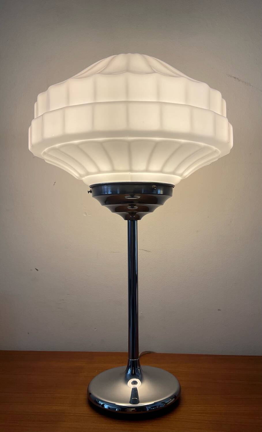 Art Deco lamp in chromed metal and opaline