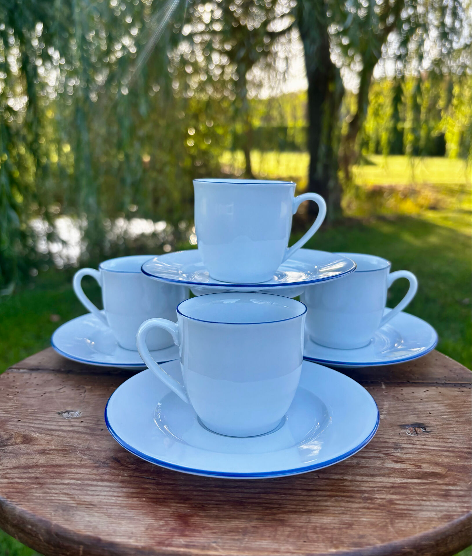 Ensemble de 4 tasses à café et soucoupes blanches liseré bleu degrenne