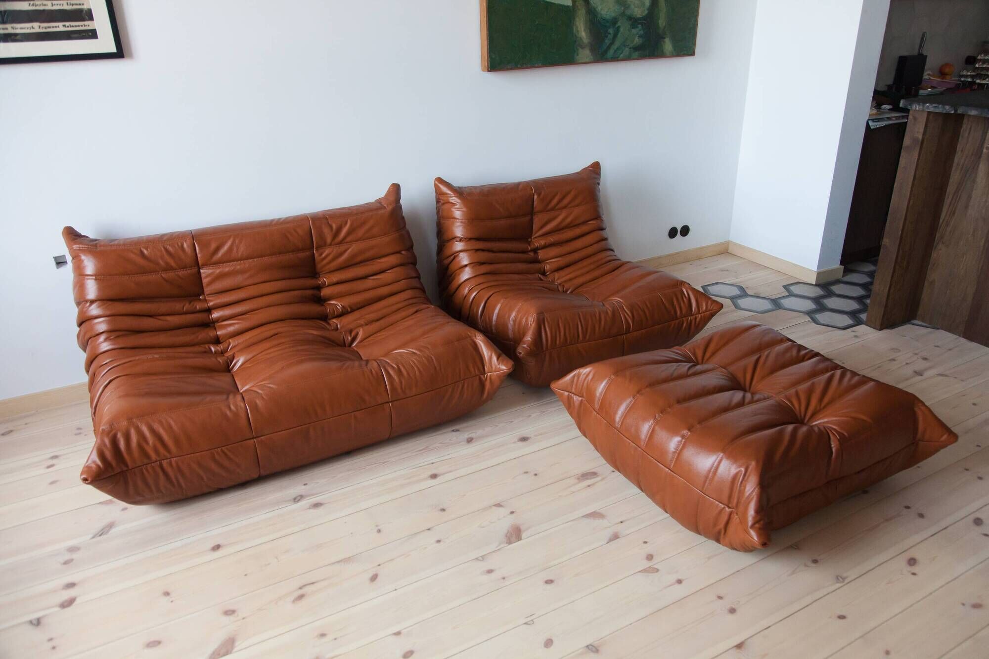 Ensemble Togo de canapé 2 places, fauteuil et pouf en cuir marron whiskey.