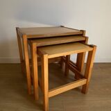 Trio de tables gigognes en pin années 80