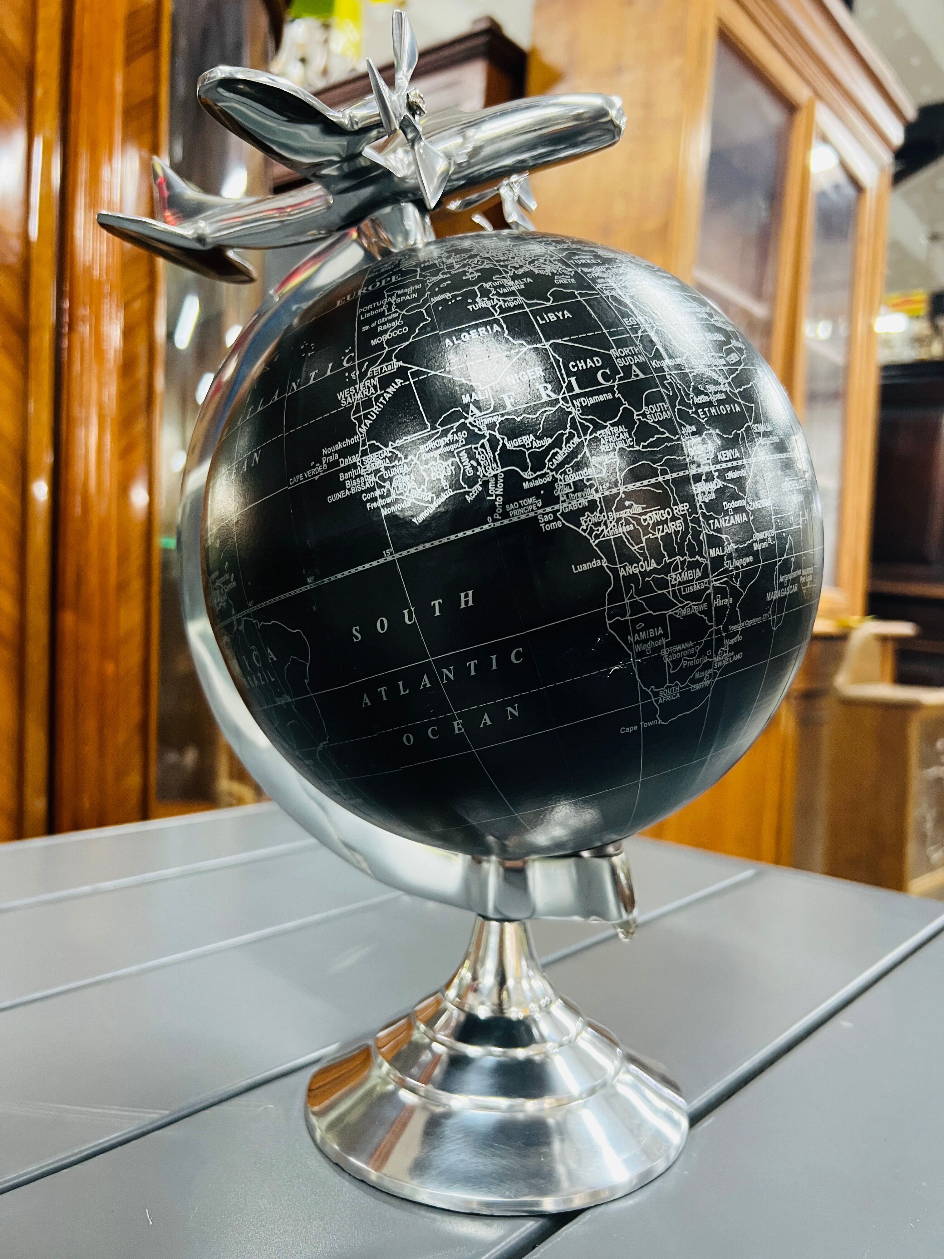 Aluminum globe to be laid with an aircraft axle