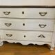 Commode d'époque régence patinée gris clair. Parfait état.