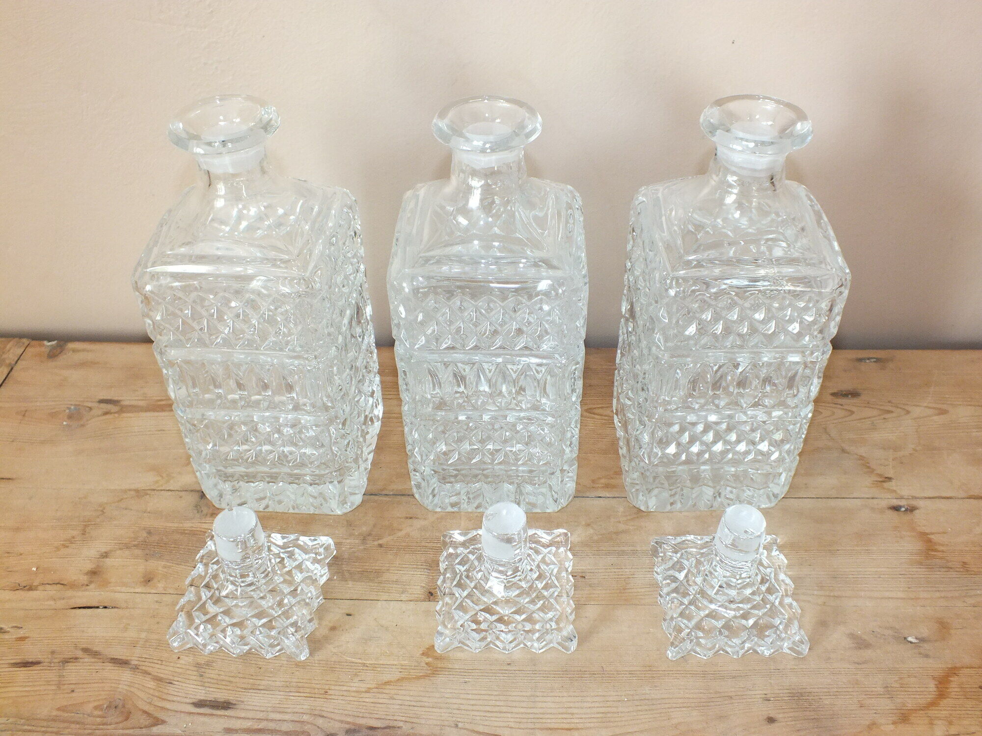 Tantalus - Bottle-carrying liquor cellar with 3 crystal decanters