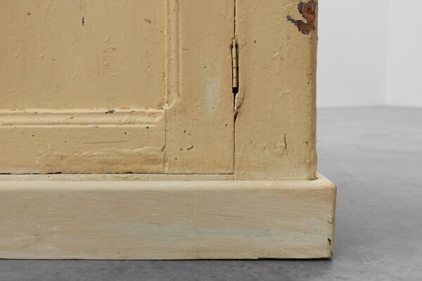 Meuble en pin du XIXe siècle provenant de Provence.