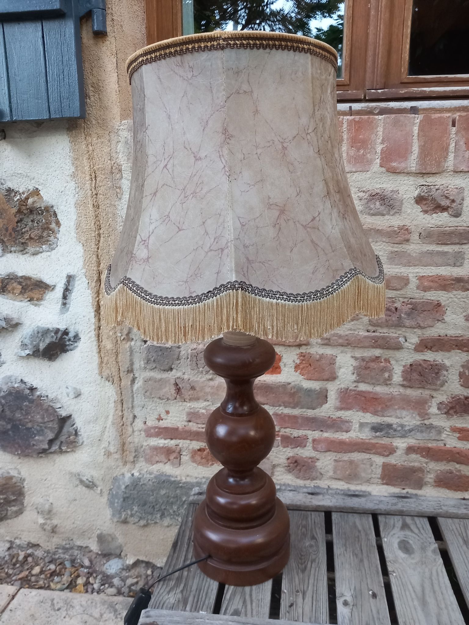 Lampe vintage en bois et abat jour à franges
