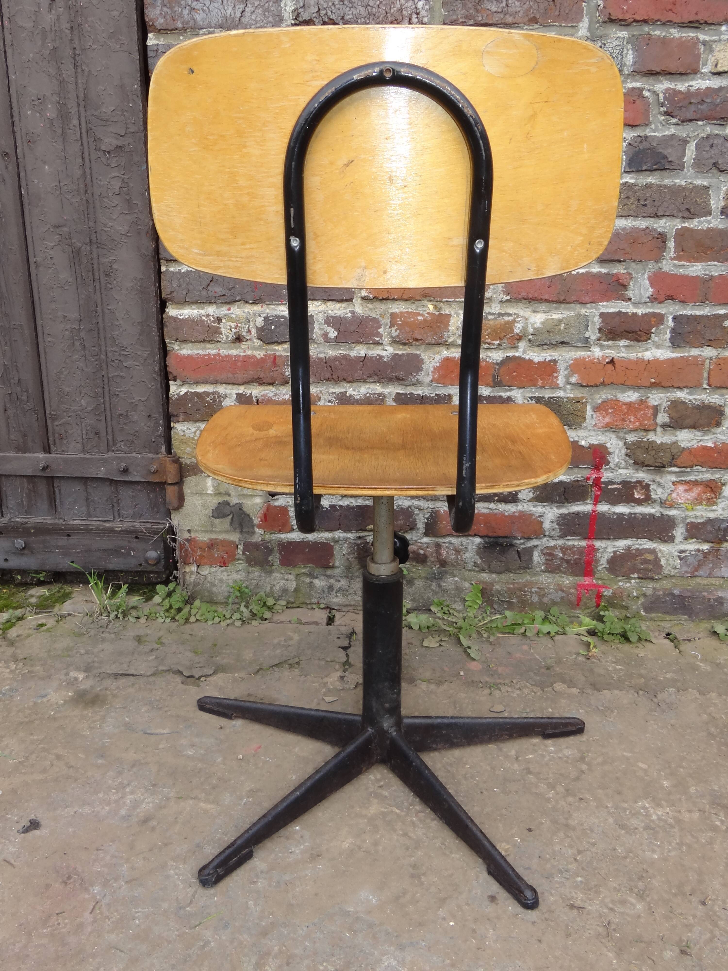 workshop chair adjustable in height, metal footing and seating and wooden back