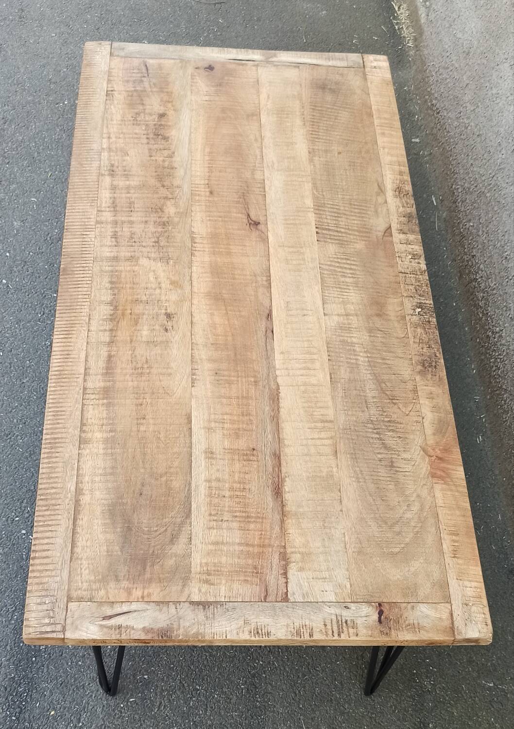 Wooden coffee table with pin legs