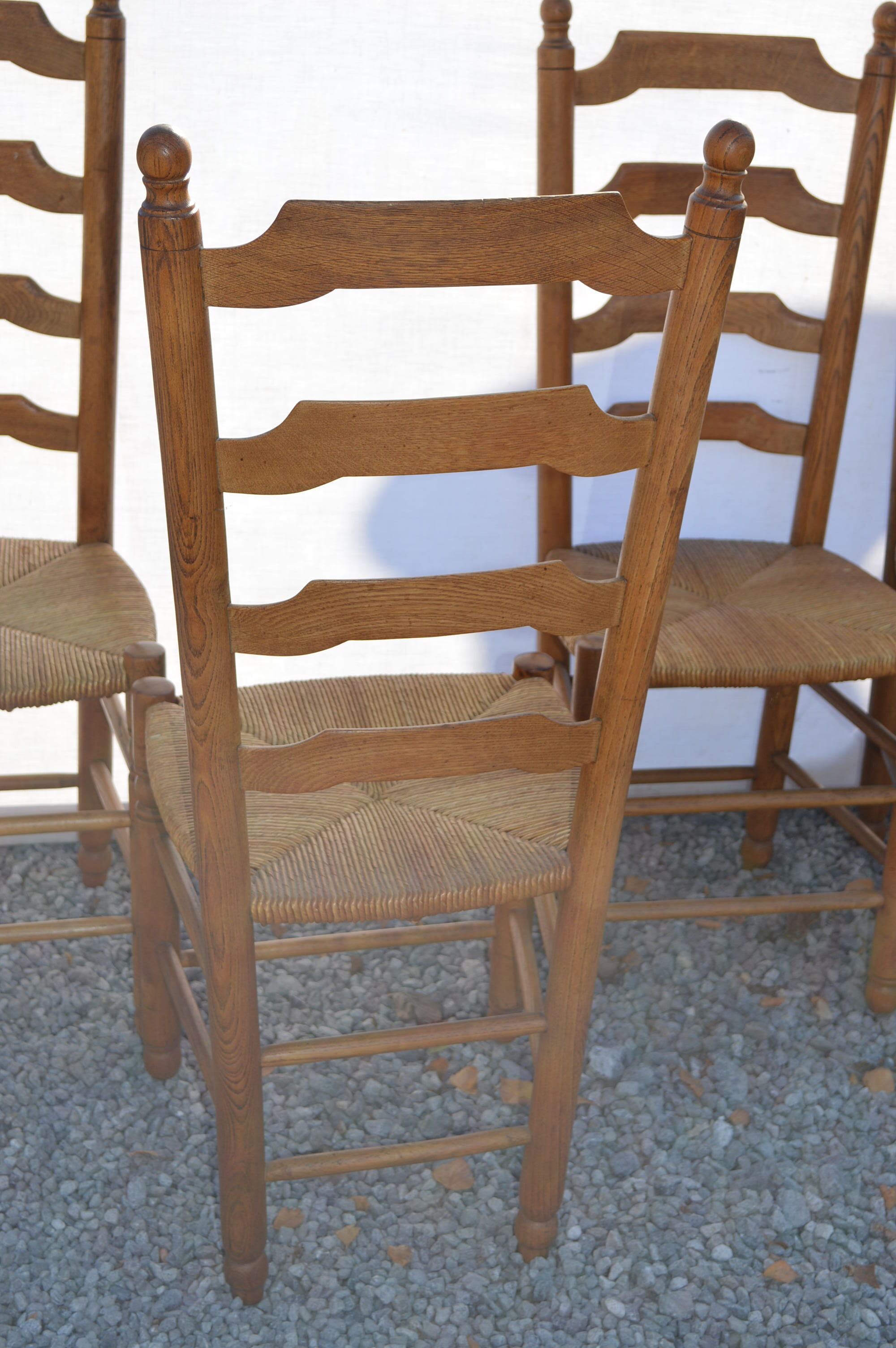 Ensemble de 4 chaises à hauts dossiers en chêne