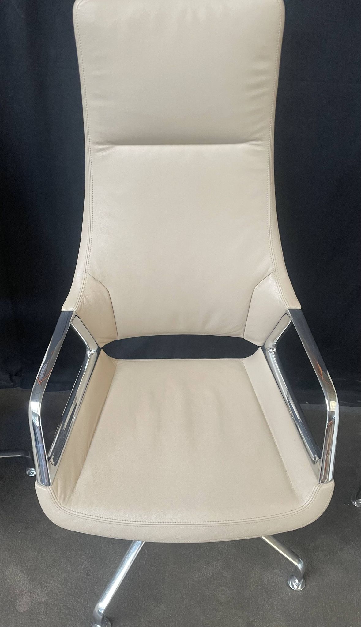 Wilkhan chair graph 302/5