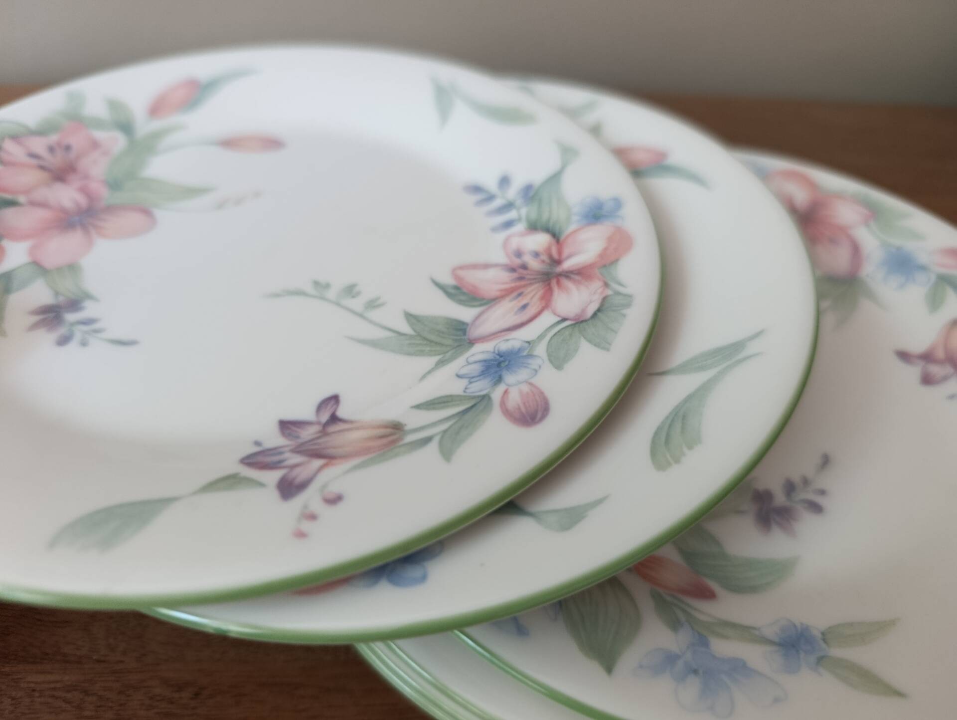 Royal Doulton "Carmel" 1991 | 6 dessert plates with floral decoration