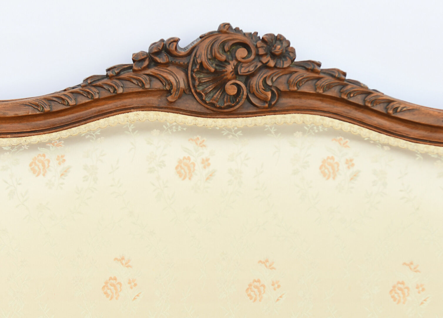 Salon en bois sculpté de style Louis XV