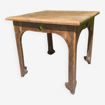 Table brutaliste en bois