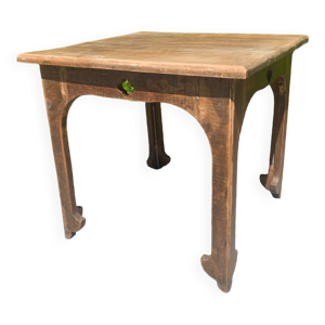 Table brutaliste en bois