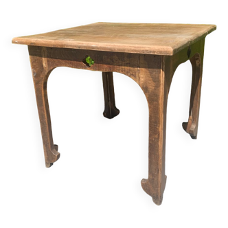 Table brutaliste en bois