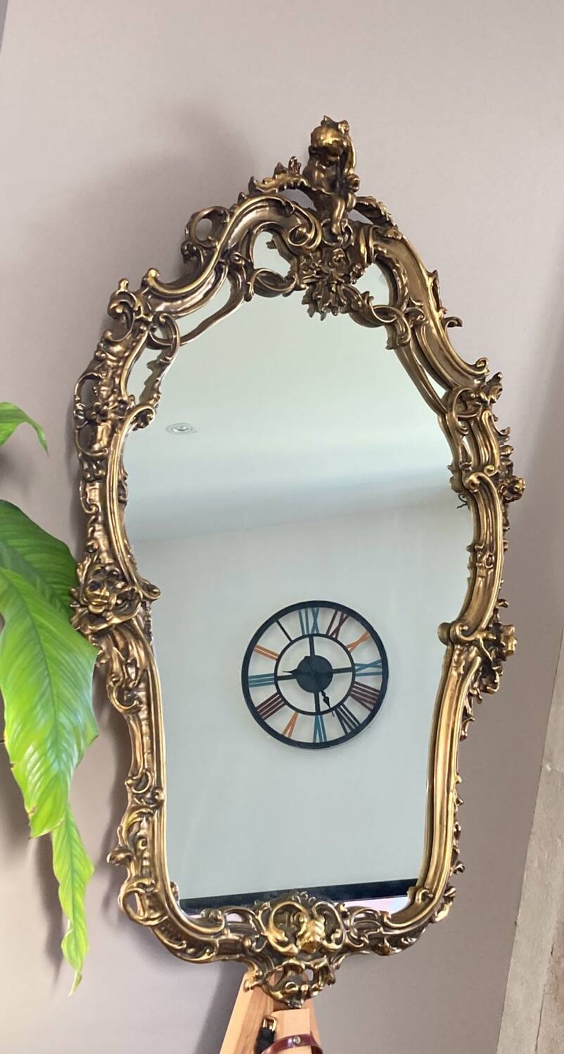 Rocaille style mirror from the 20th century in wood and gilded stucco, Putto on the pediment