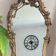 Rocaille style mirror from the 20th century in wood and gilded stucco, Putto on the pediment