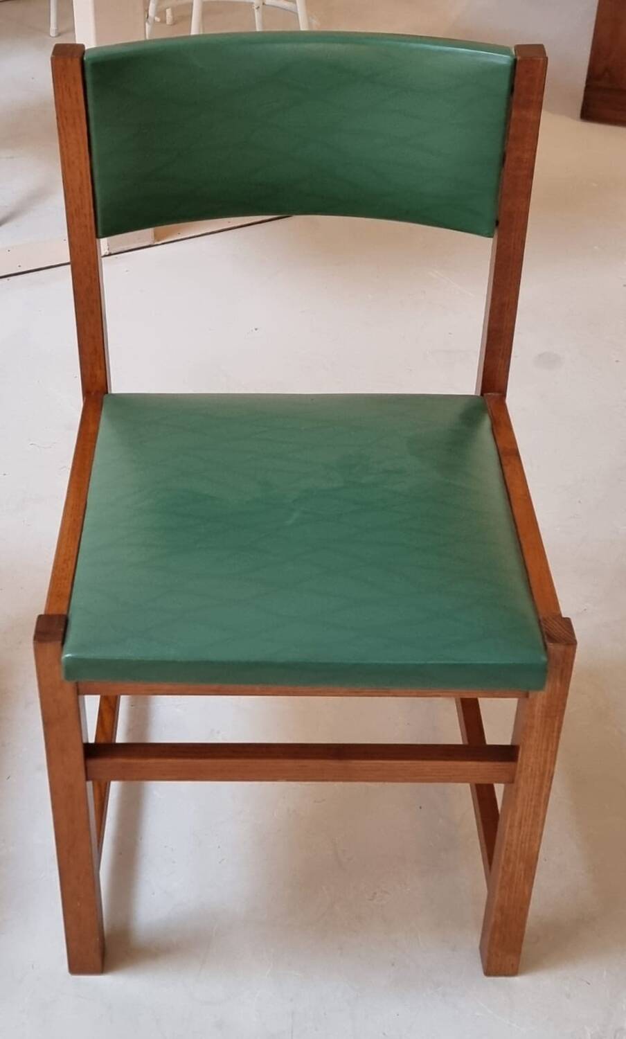 Quatre chaises du milieu du siècle