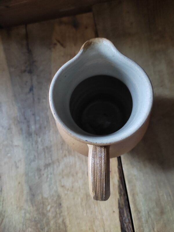 Pitcher carafe in sandstone of berry