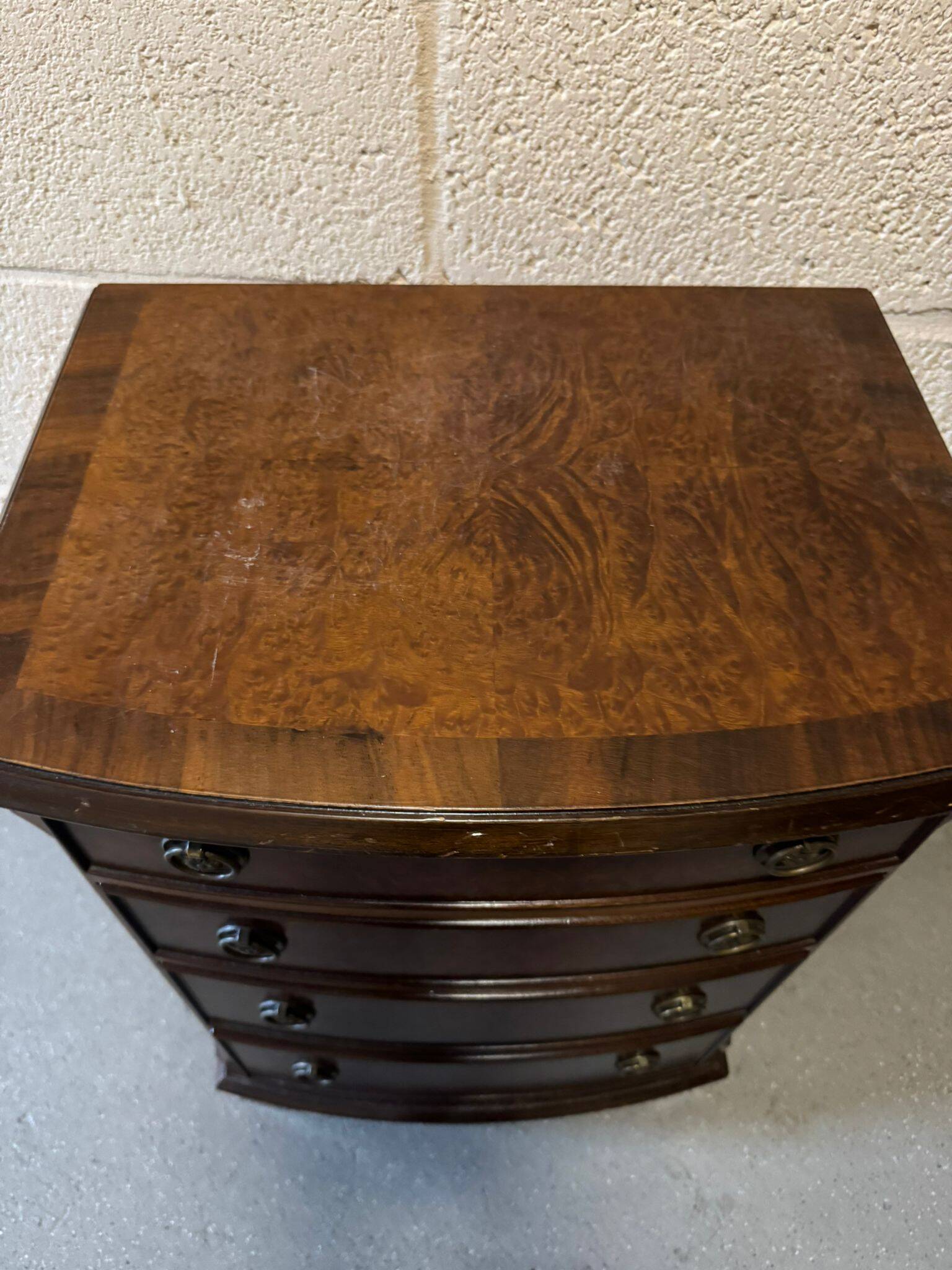Commode en noyer burr avec des joints à queue d'aronde.