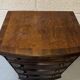 Commode en noyer burr avec des joints à queue d'aronde.