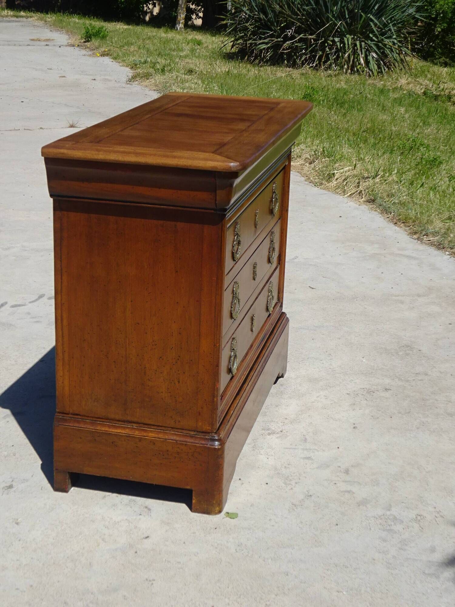 4-drawer chest of drawers, gold ribbon and peacock handles