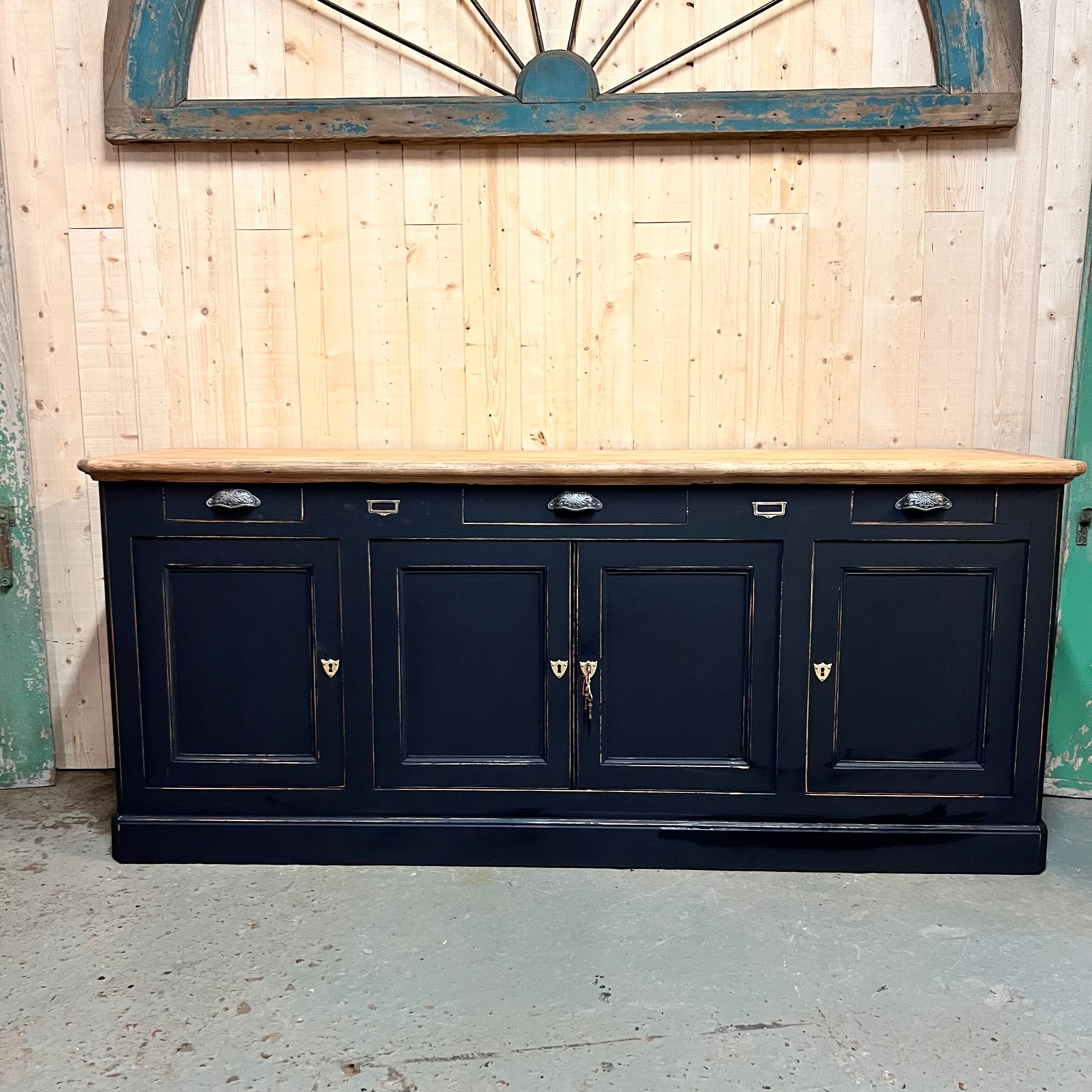 Ancien buffet de commerce