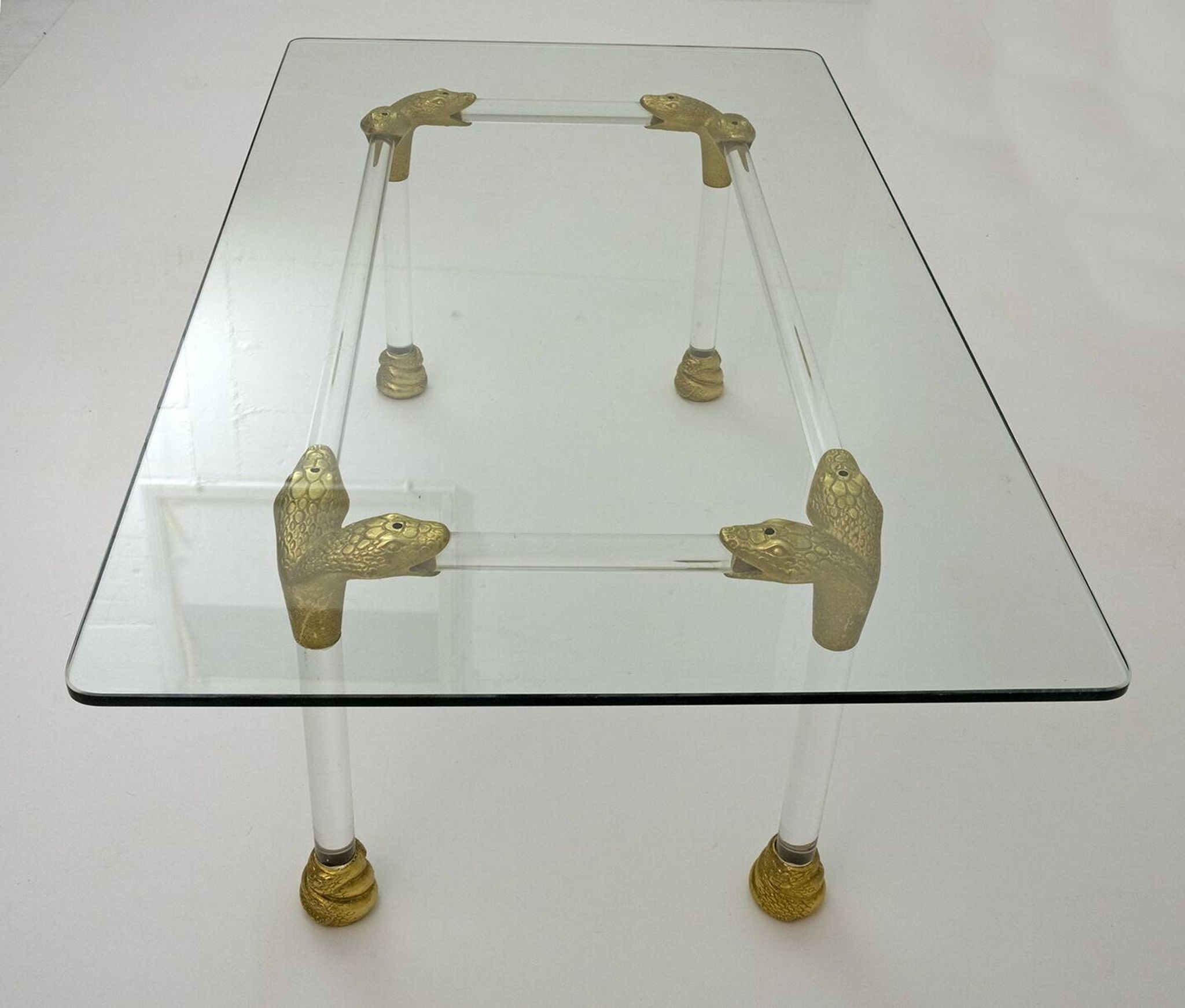 Table basse italienne en Lucite et laiton du milieu du siècle avec détails en tête de serpent