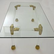 Table basse italienne en Lucite et laiton du milieu du siècle avec détails en tête de serpent