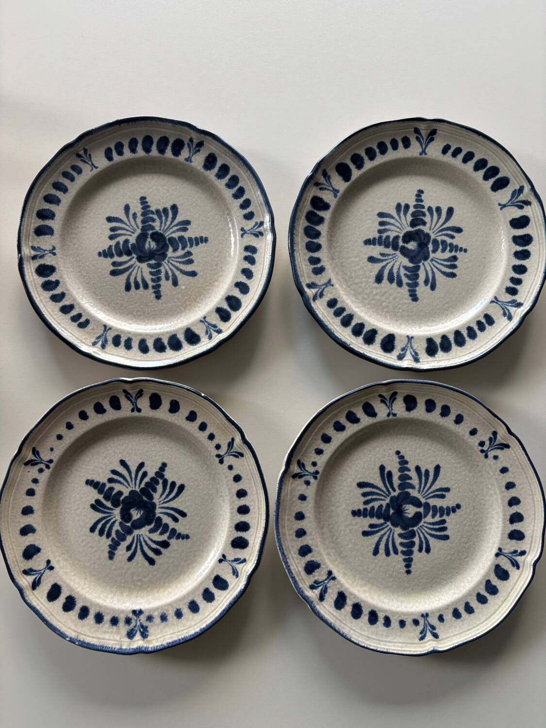 Assiettes en grès faïencerie de Pornic