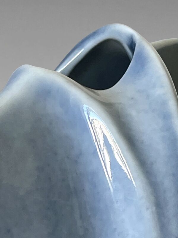 Vase en porcelaine Virebent – décor paysage bleu – soliflore design – fabrication française – 13 cm