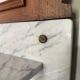 Commode de toilette ancienne, marbre blanc et miroir biseauté
