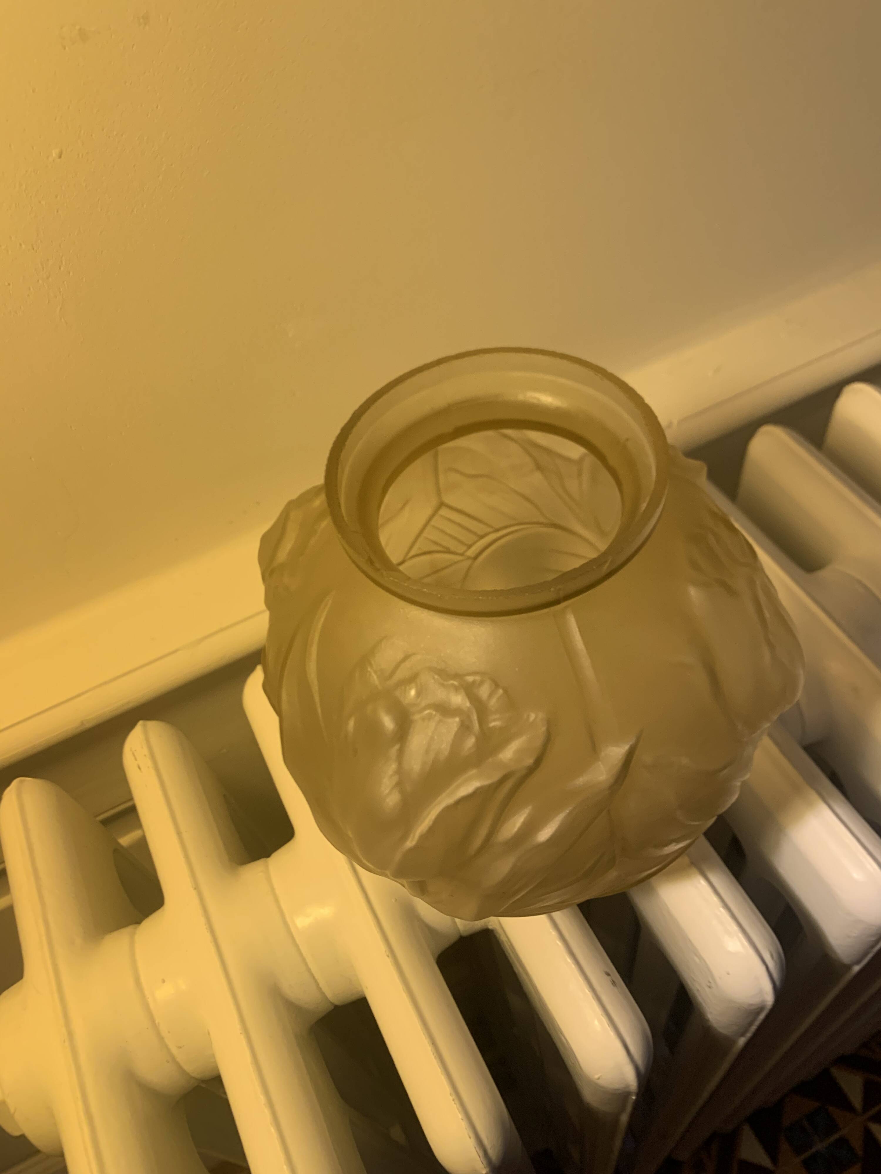 Art Deco ball vase decorated with tulips