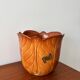 Cache-pot artisanal vintage en céramique formant une fleur