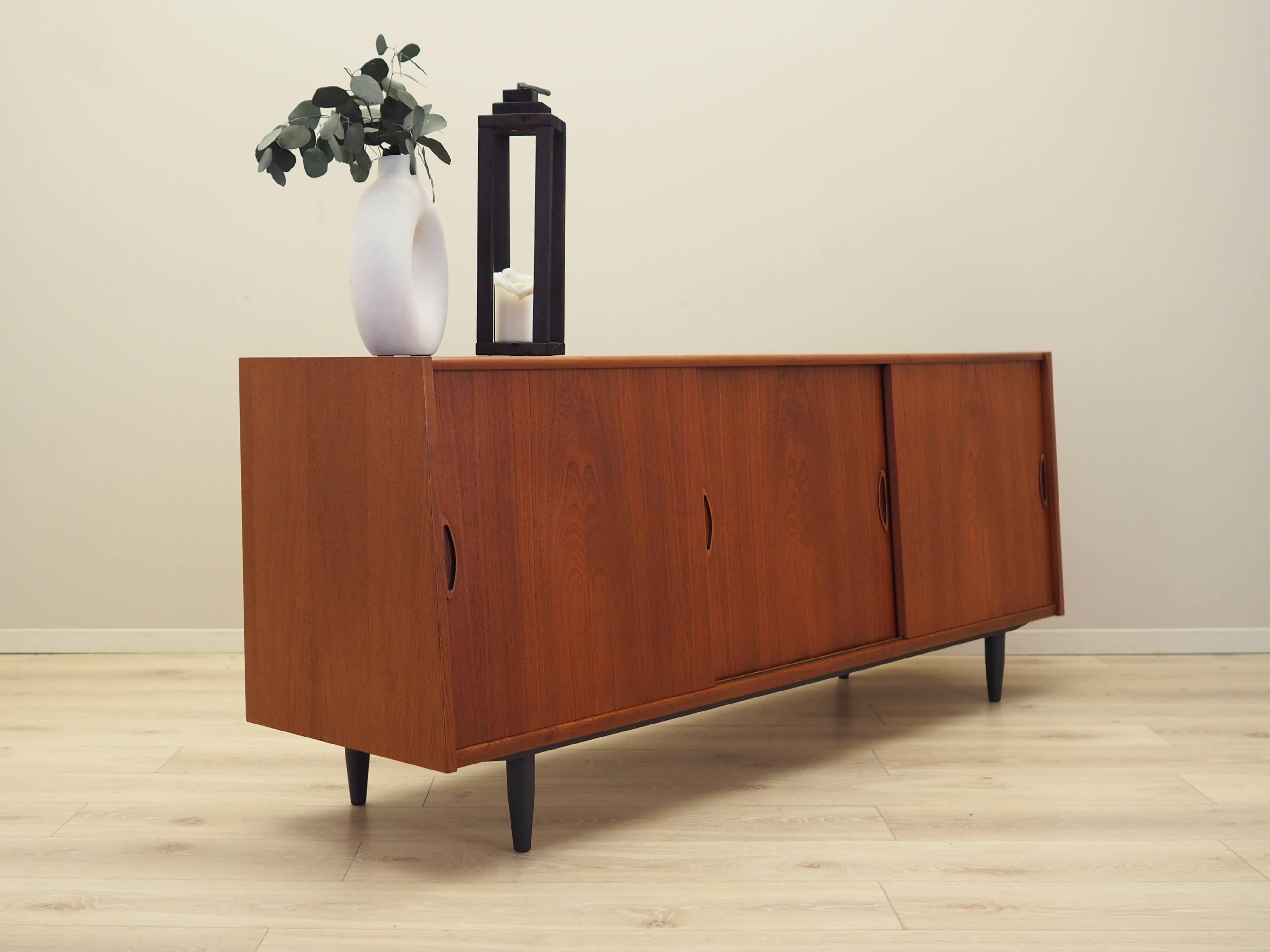 Buffet en teck, design danois, années 1970, production : Danemark