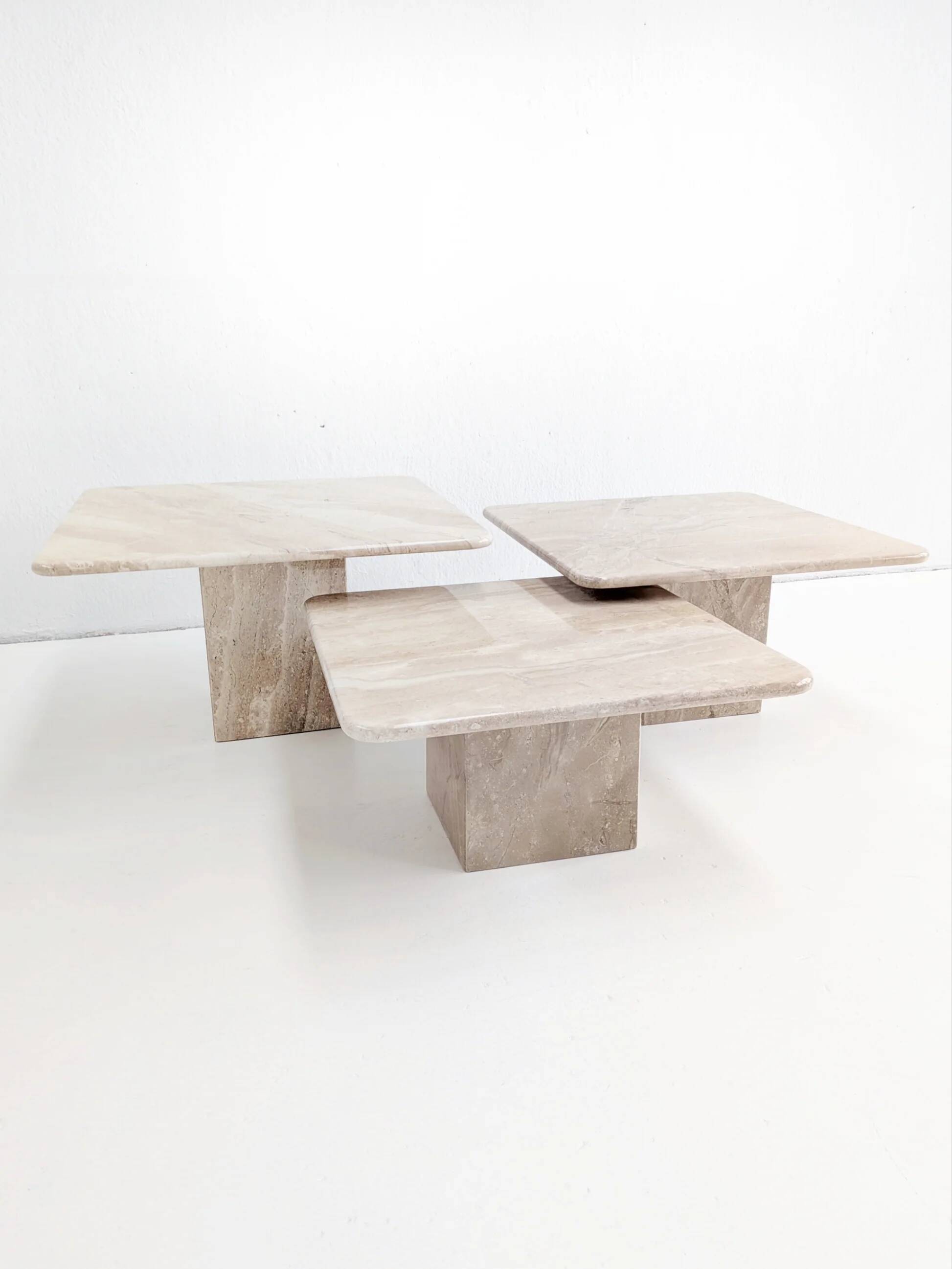 Ensemble de 3 tables gigognes en marbre Corallo beige, années 1970