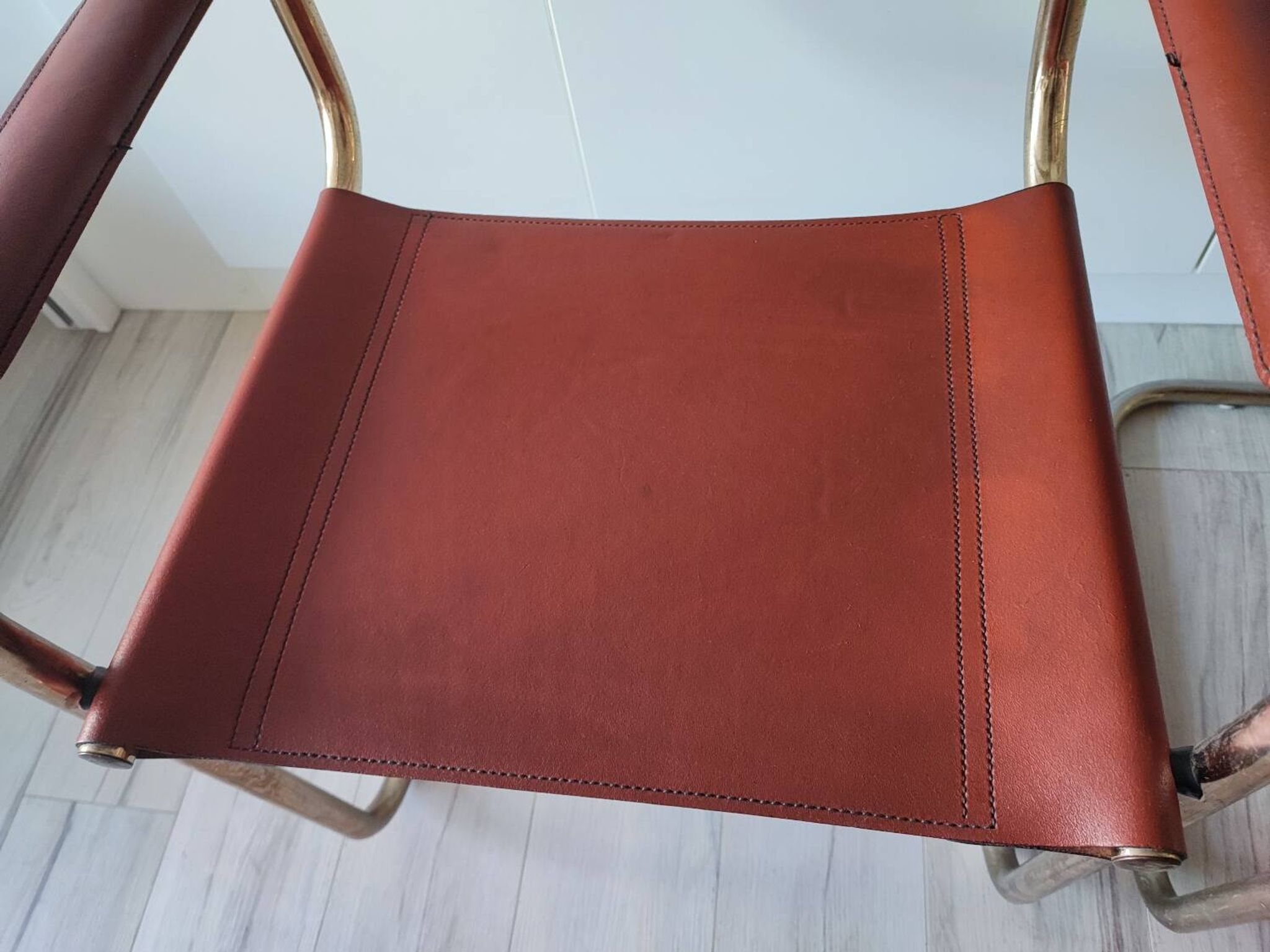 Chaises fauteuils B34 cuir cognac et dorure