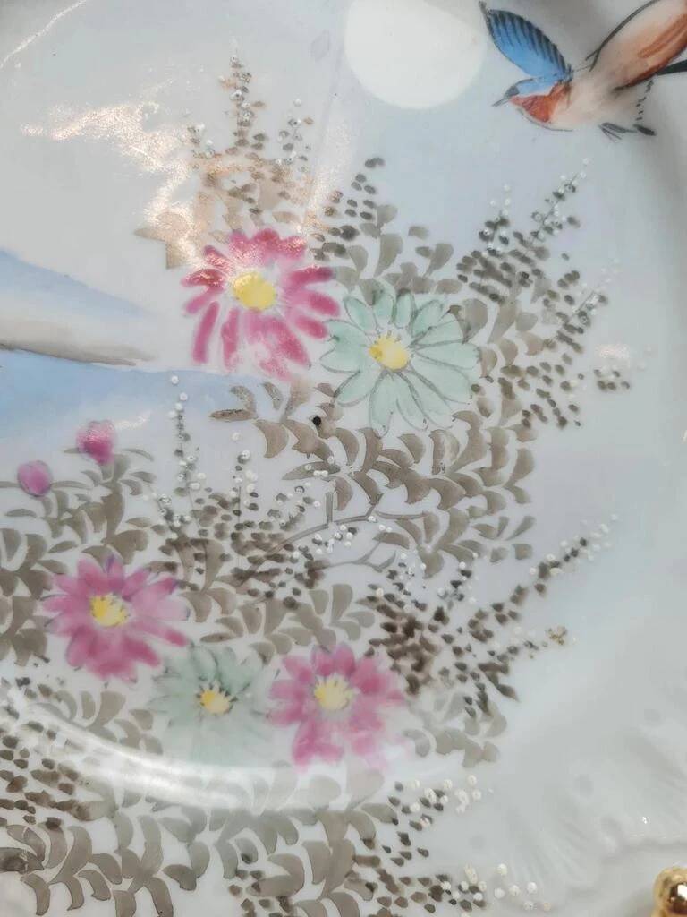 Set of 2 antique plates with Japanese-style hand-painted decoration – relief & gilding
