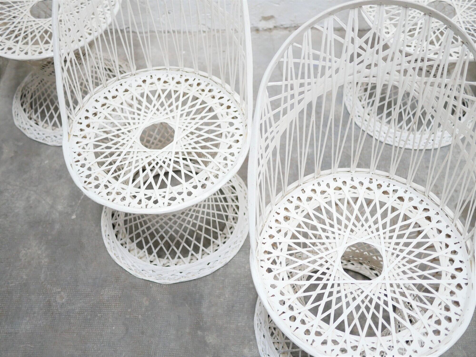 Garden table and 5 vintage fiberglass chairs by Russell Woodard