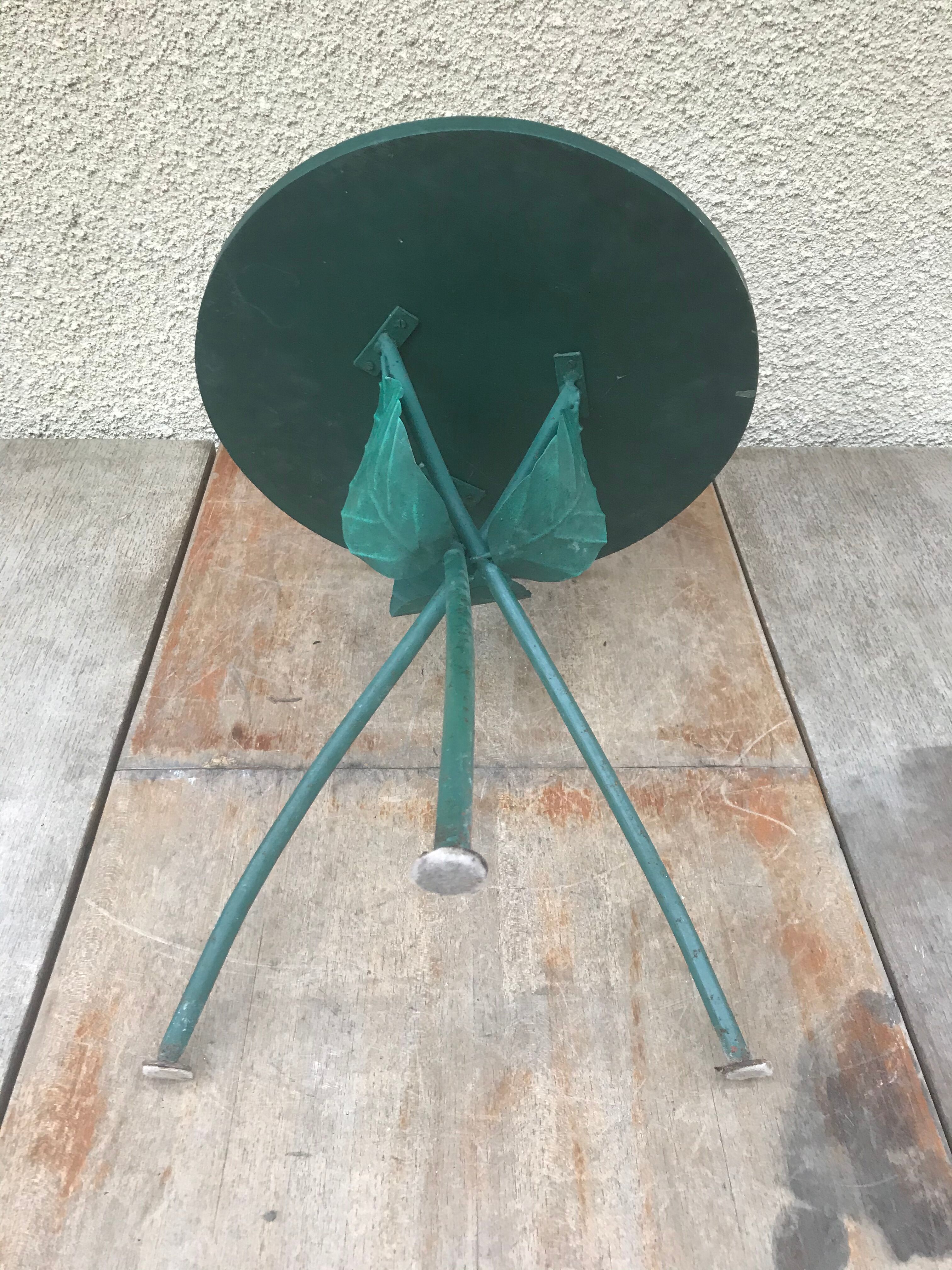 Old tripode table