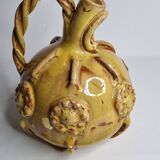 Ancienne cruche "arrosoir" en céramique émaillée ocre jaune, signée Meyssac Corrèze, 24 cm