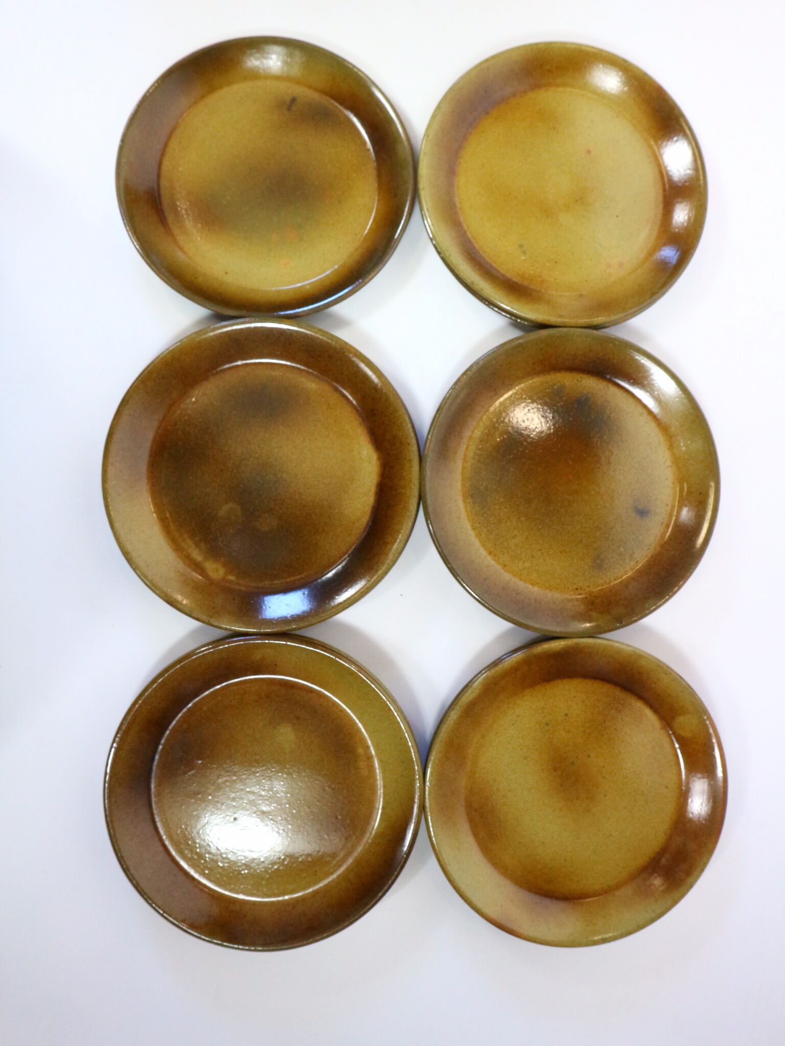 Vintage service plates and serving trays, 39 pieces, silk-screened.