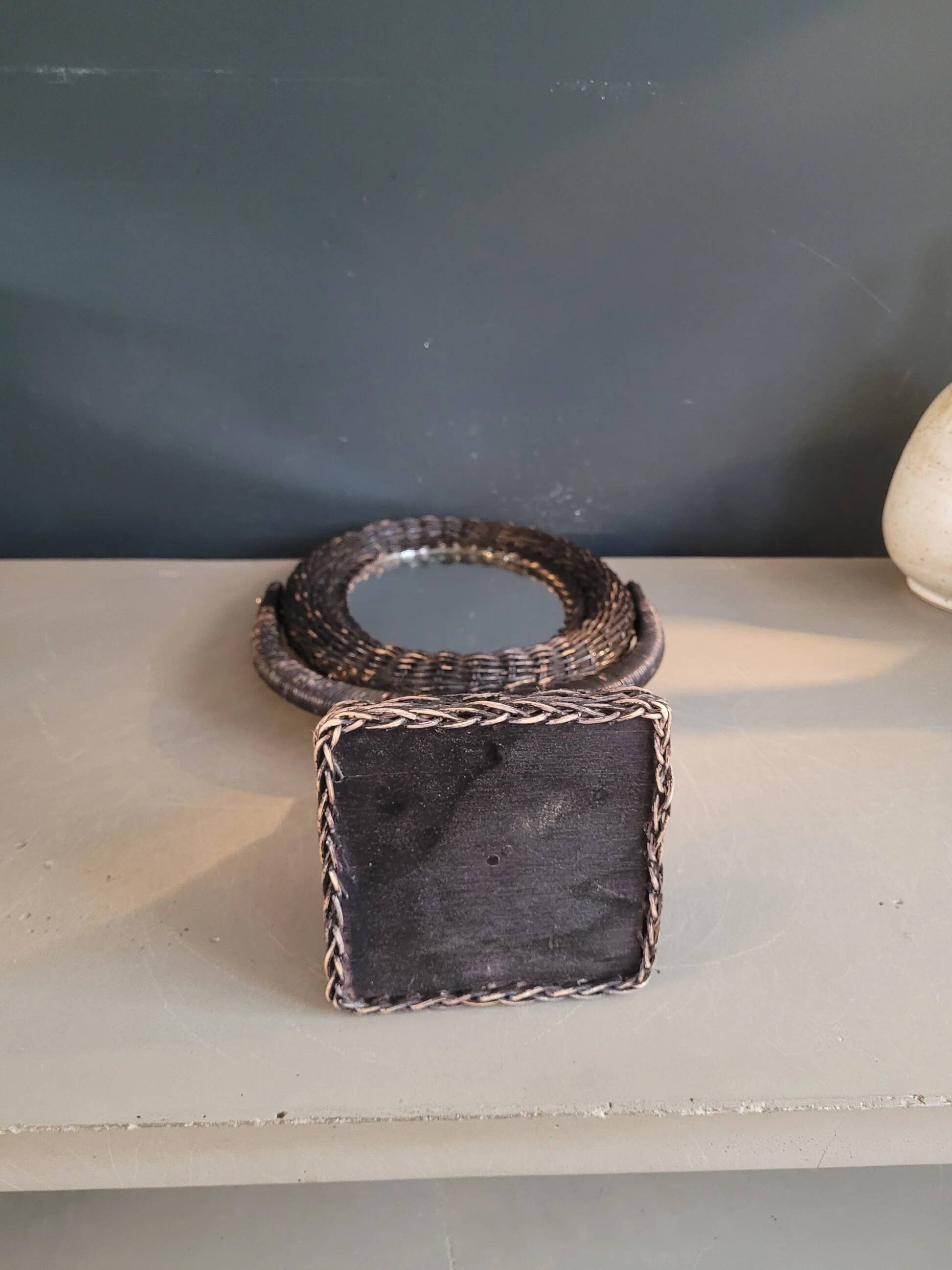 Miroir à poser pivotant en osier noir