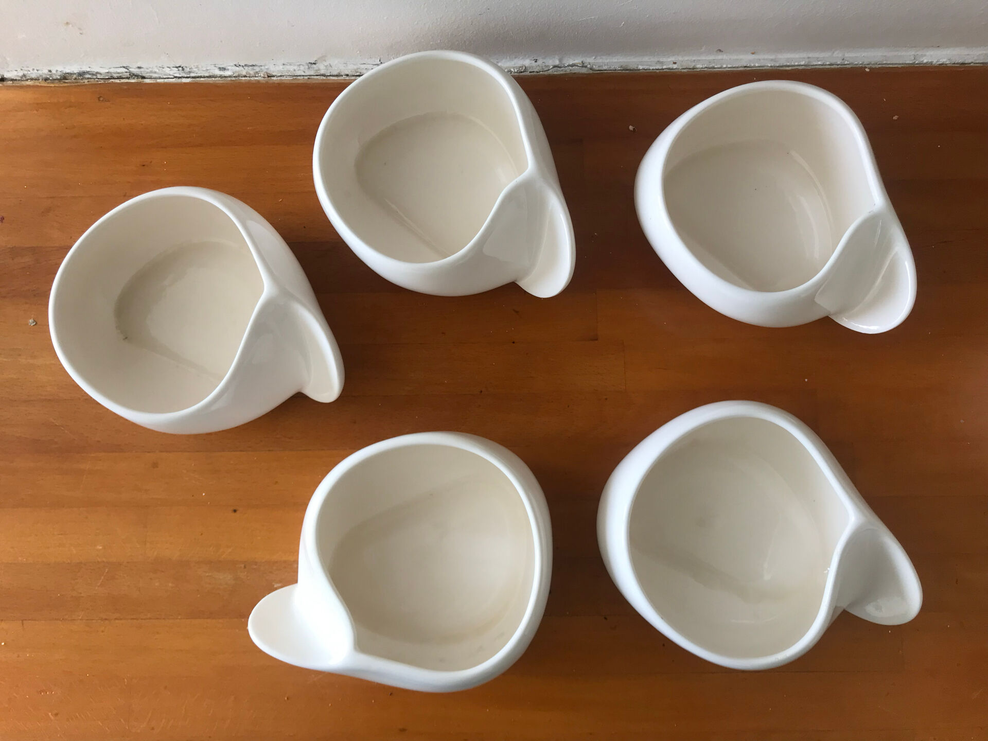 Teapot and cups in contemporary ceramic